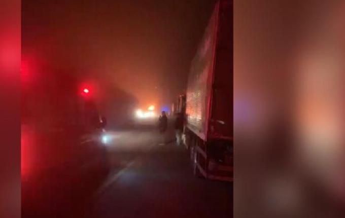 Motorista morre após caminhão tombar e pegar fogo na BR-282, em Maravilha