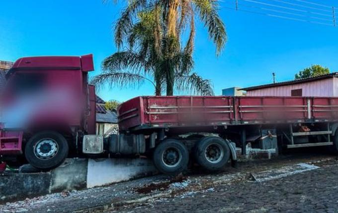Caminhão derruba postes e invade pátio de residência em São Miguel do Oeste
