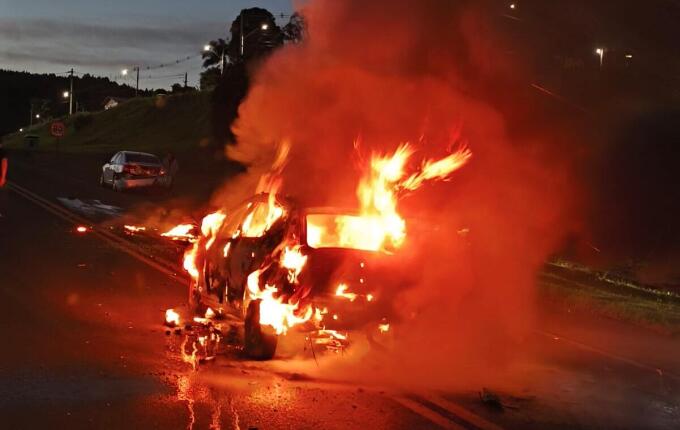 Colisão frontal seguida de incêndio é registrada na BR-282 em Ponte Serrada