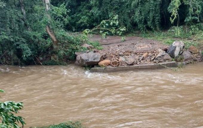 Enxurrada danifica pontes e interrompe passagem de veículos em Tunápolis