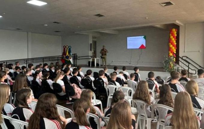 Alunos de Iporã do Oeste recebem palestra sobre prevenção às drogas