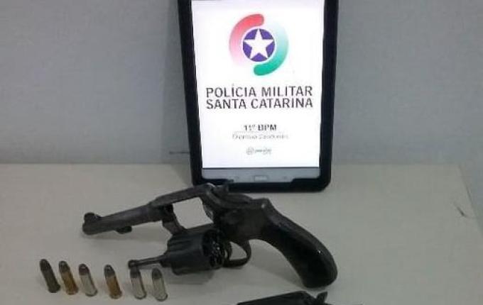 PM apreende duas armas durante fiscalização em bar