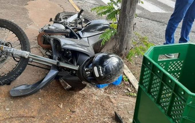 Homem sofre ferimentos em acidente entre carro e moto em Itapiranga