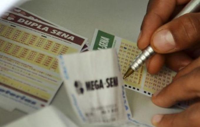 Homem é encontrado morto em quarto de hotel ao lado de bilhete premiado da Mega-Sena