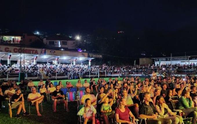 Mesmo com chuva, Orquestra de Itapiranga dá show com Lendas do Sul