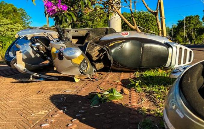 Colisão entre carro e moto deixa uma pessoa ferida na Waldemar Ramgrab