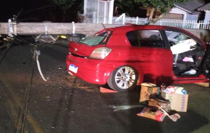 Carro quebra poste de rede elétrica e duas pessoas ficam feridas