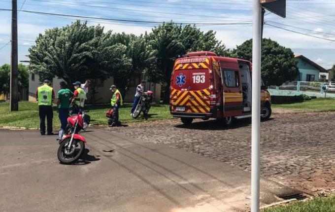 Colisão entre carro e moto deixa jovem ferido no bairro São Jorge