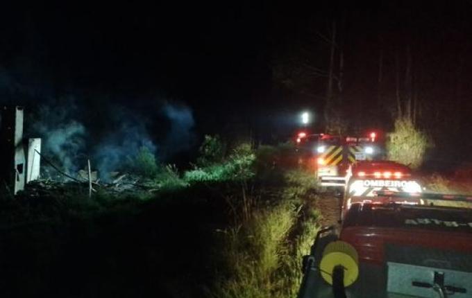 Incêndio em residência no interior mobiliza bombeiros