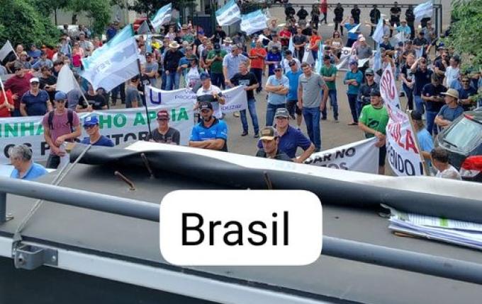 Produtores de leite fazem protesto e fecham fronteira com a Argentina