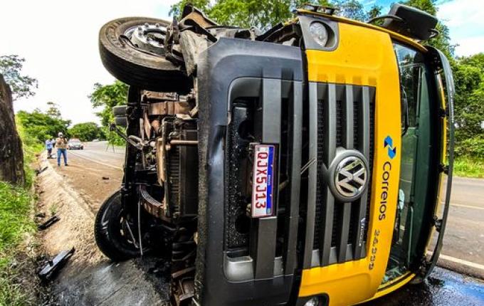 Caminhão dos Correios tomba na BR-282; assista ao vídeo