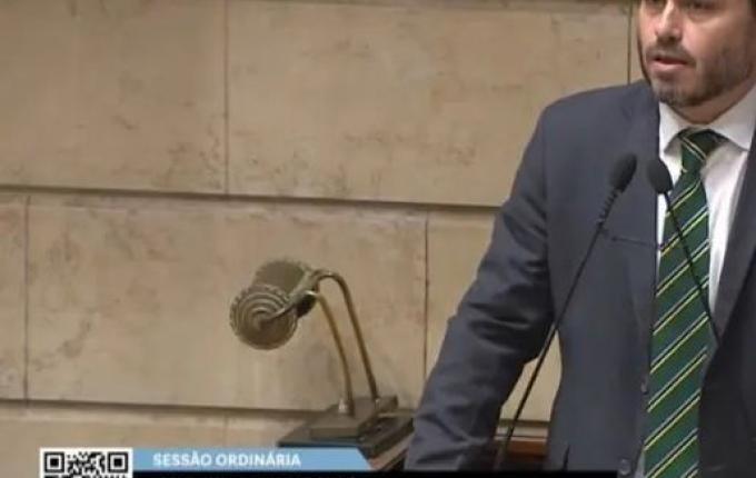 Carlos Bolsonaro renuncia ao cargo de vereador no RJ para disputar eleição em SC