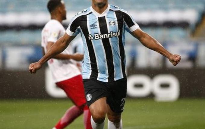 Grêmio goleia o Bragantino e continua com sonho vivo de sair do rebaixamento