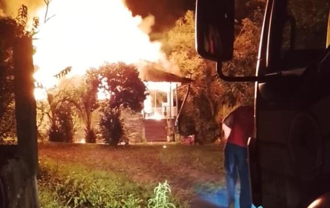 Incêndio destrói residência no centro de Anchieta durante a madrugada