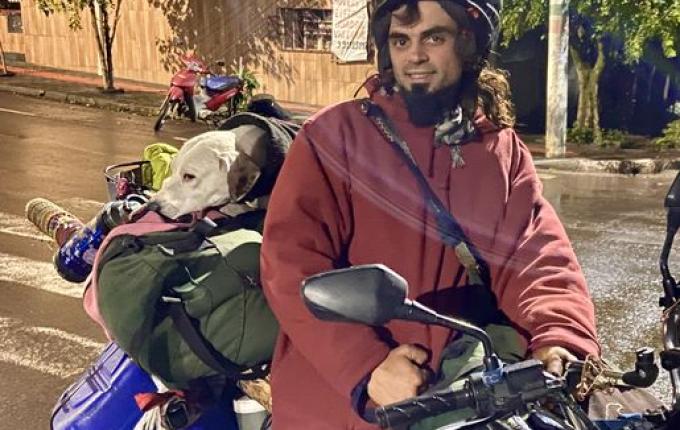 Motociclista viaja pela América do Sul com sua cachorrinha de estimação