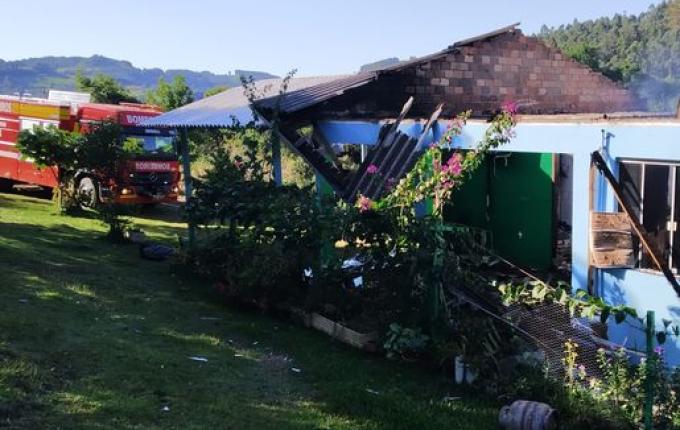 Incêndio destrói residência no interior de Palma Sola