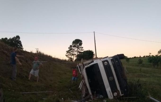 Tombamento de caminhão deixa dois feridos em Anchieta