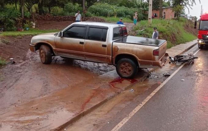 Jovem de 22 anos morre em acidente entre moto e camionete em SJCedro