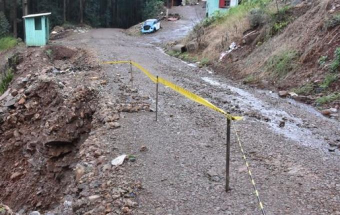 Chuva provoca desmoronamento de terra no interior