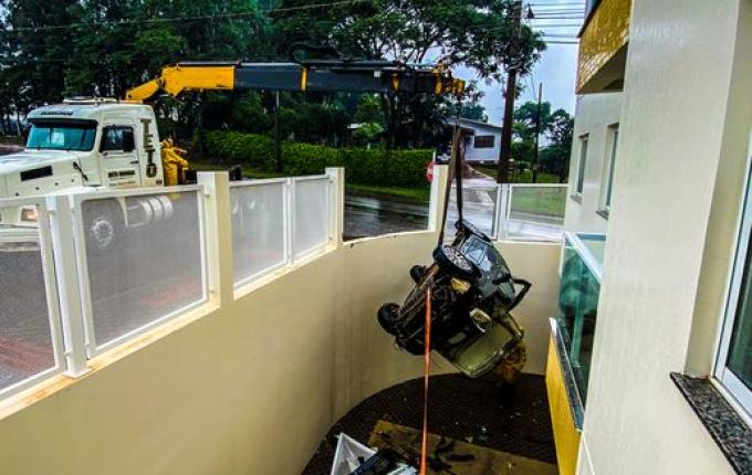 Câmera registra momento em que veículo invade prédio; assista