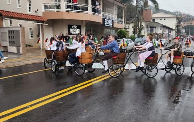 Desfile Típico da 14ª Deutsche Woche proporciona espetáculo com chuva
