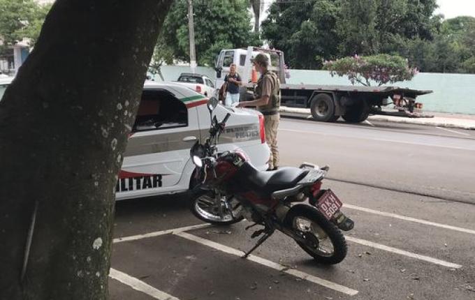 PM guincha motocicleta estacionada irregularmente na Marcilio Dias