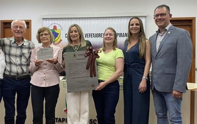 Primeira bibliotecária de Itapiranga é homenageada em sessão solene