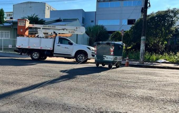 Caminhão derruba fios, motociclista se enrosca e sofre queda em SMO