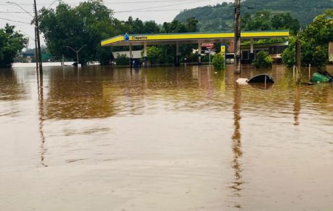 Enquanto Brasil todo sofre com calor, SC tem mais uma previsão ‘catastrófica’ de chuva