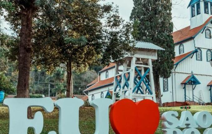 São João do Oeste finaliza instalação de letreiro turístico na Praça da Matriz