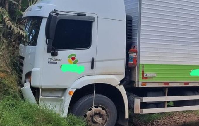 Saída de pista de caminhão deixa uma pessoa ferida em Tunápolis