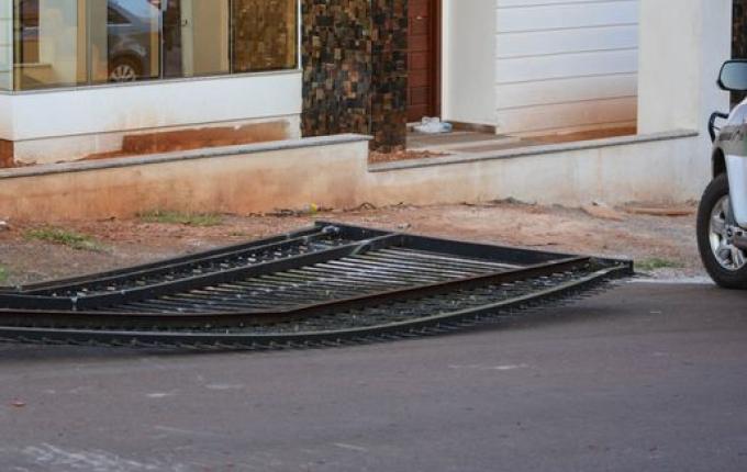 Criminosos invadem residência e várias lojas em Descanso