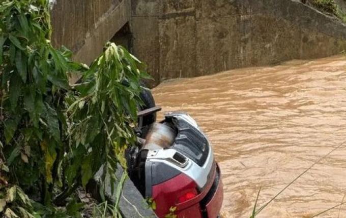 Bebê e casal morrem após carro ser arrastado em enxurrada causada por chuva em Palhoça