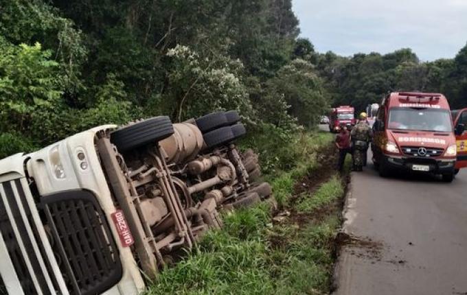 Motorista fica ferido em saída de pista de carreta na BR 158