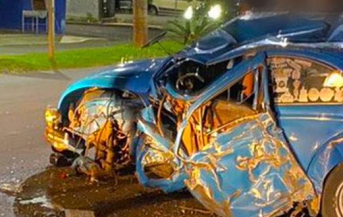 Colisão grave em poste deixa motorista ferido na Willy Barth