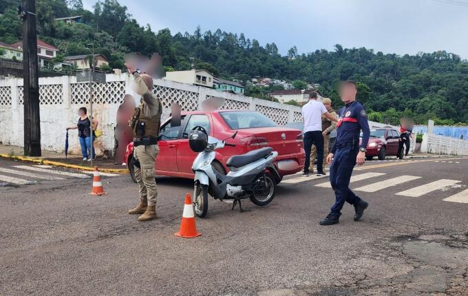 Idoso fica ferido em colisão entre carro e moto em Itapiranga