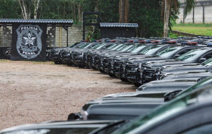 Polícia Penal de SC recebe 18 novas viaturas e 800 pistolas Glock
