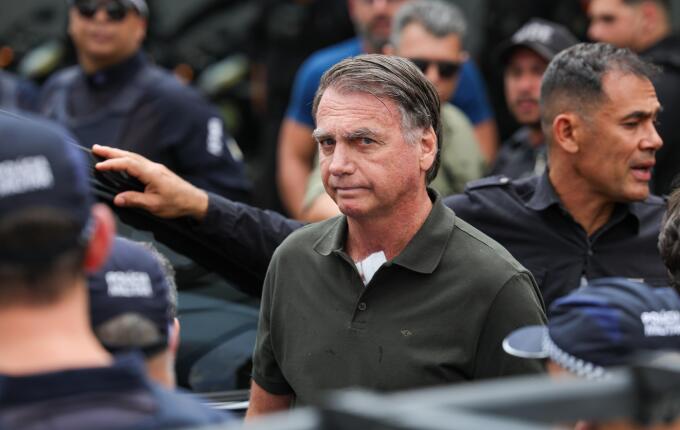“Inchado e irritado”: Carlos atualiza o estado de saúde de Bolsonaro após visita no hospital