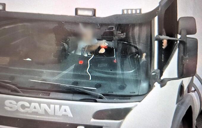 Criança é flagrada dirigindo caminhão enquanto motorista usa celular na BR-282