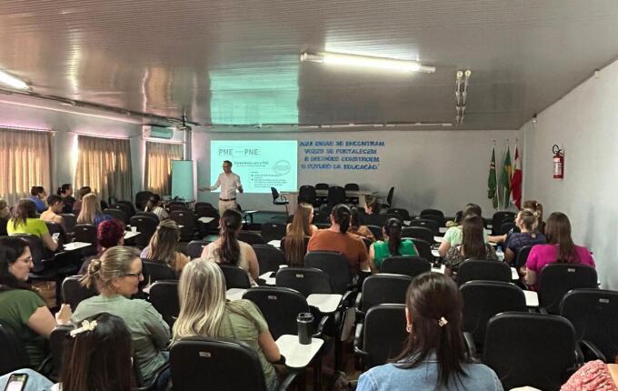 Secretaria de Educação promove formação sobre Plano Municipal de Educação em SMO
