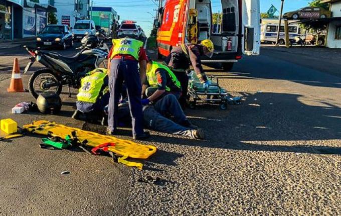 Motociclista fica gravemente ferido ao bater na lateral de carro na Willy Barth; Vídeo