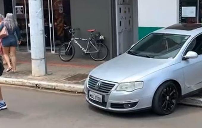 VÍDEO: Carro perde freio, sobe calçada e atinge pedestre em SMOeste