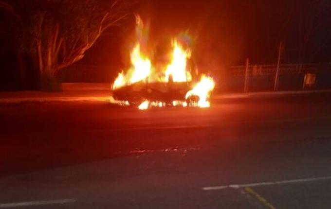 Carro é destruído por incêndio em São José do Cedro