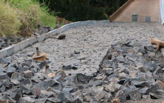 Obras de calçamento no Distrito de Cerro Azul foram concluídas