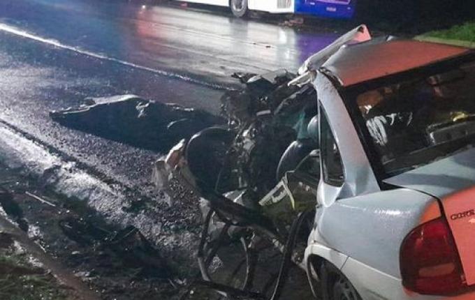 Homem morre após colisão entre carro e ônibus na BR-282