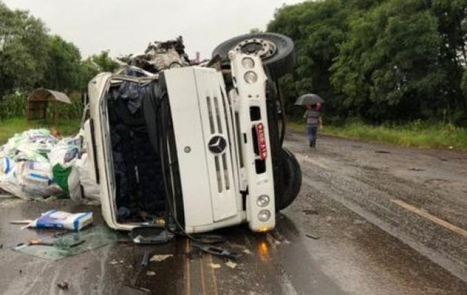 Colisão entre caminhões de SC deixa uma pessoa morta em Nonoai