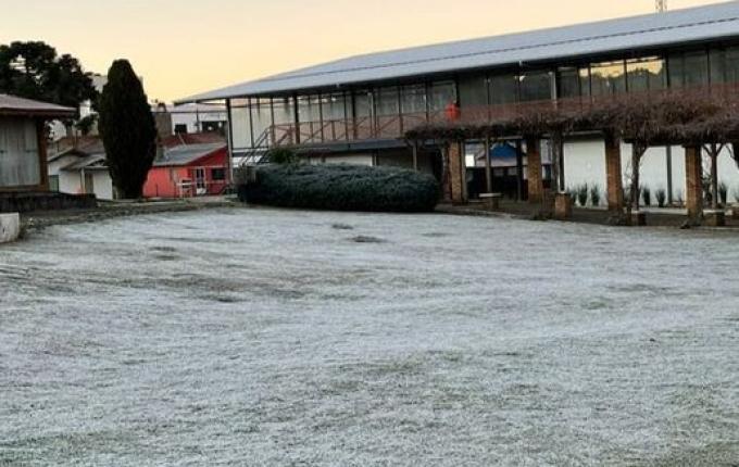 Menor temperatura do ano em SC congela carros e camisetas na Serra