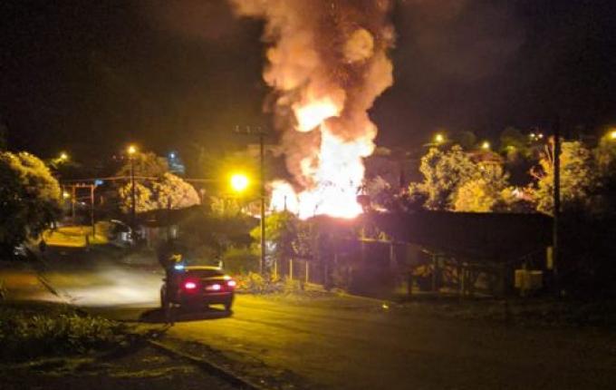 Incêndio destrói totalmente casa em Dionísio Cerqueira