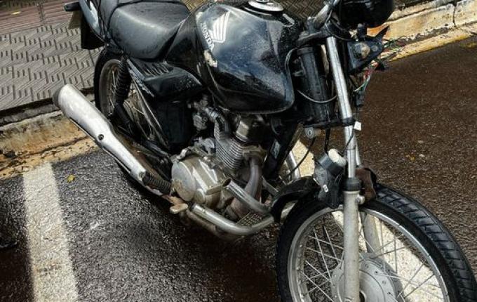 Motociclista sofre fratura no tornozelo em acidente no centro de SMOeste