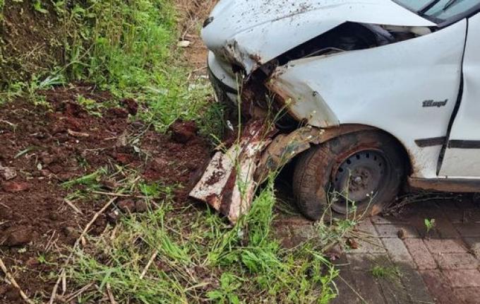 Idoso fica ferido em colisão de carro com barranco em Itapiranga
